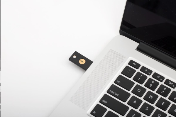 YubiKey 5 NFC - USB-A,  klíč/token s vícefaktorovou autentizaci (NFC), podpora OpenPGP a Smart Card (2FA)