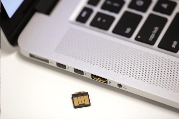 YubiKey 5 Nano - USB-A, klíč/token s vícefaktorovou autentizaci, podpora OpenPGP a Smart Card (2FA)