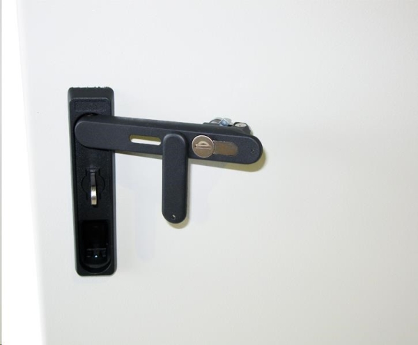 XtendLan 19" venkovní vodotěsný rozvaděč 12U krytí IP55, šířka 600mm, hloubka 420mm, nosnost 65kg, 3-bodový zámek, šedý