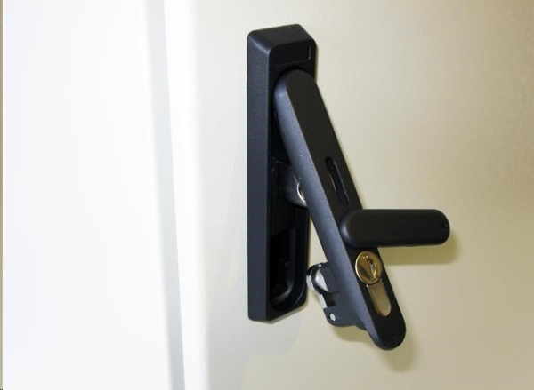 19" venkovní vodotěsný rozvaděč s krytím IP55, 17U, hloubka 450mm, 3-bodový zámek, šedý